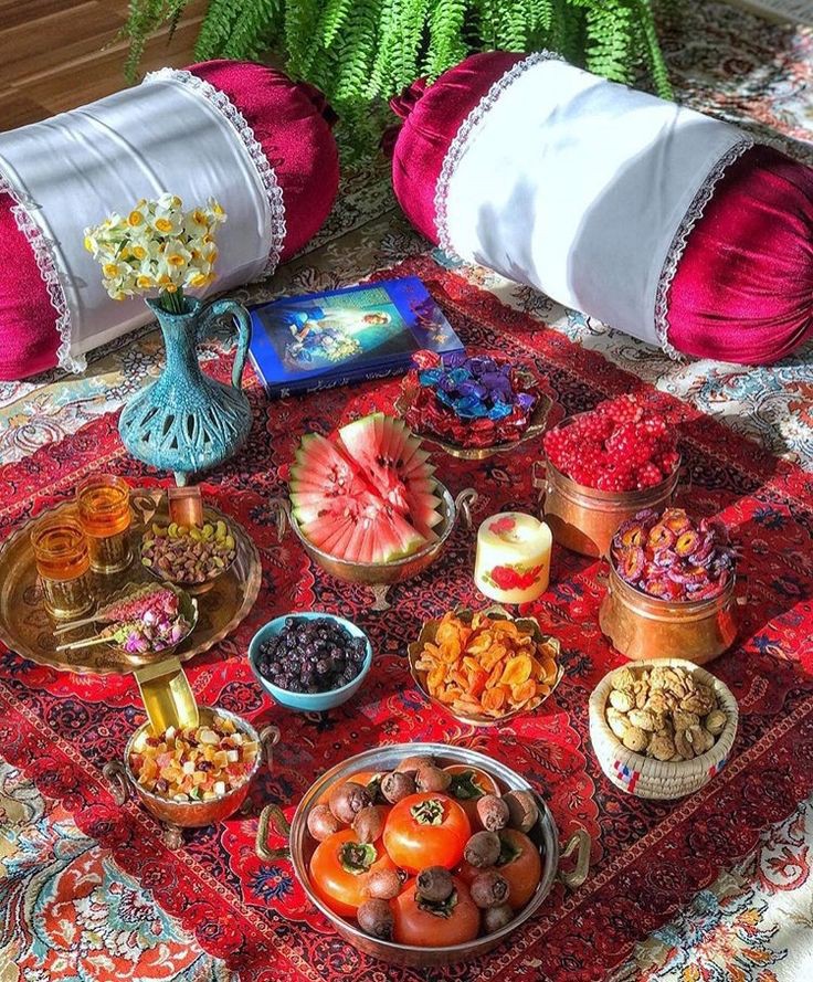 تزئین سنتی سفره‌ی شب یلدا