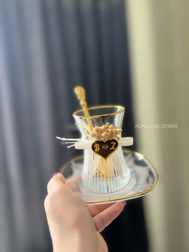 استکان تزئین شده برای چای مراسم خواستگاری